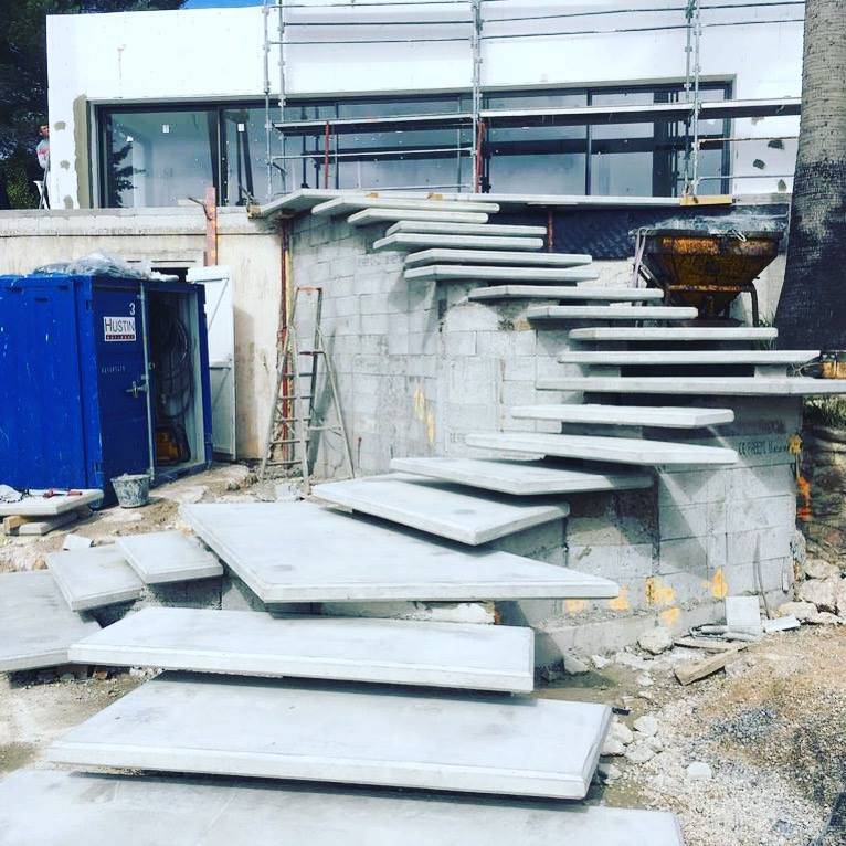 Construction d’un escalier en béton brut pour une maison située à Cannes