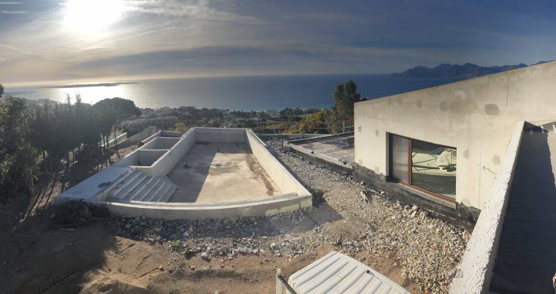 Aménagement extérieur, construction d’une piscine en porte à faux pour une villa haut de gamme à Cannes 