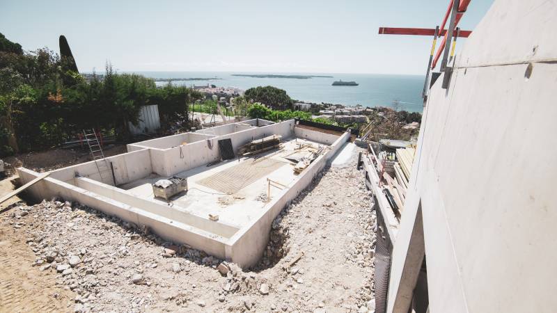 Construction d'une piscine à débordement pour villa contemporaine haut de gamme - 700m2 