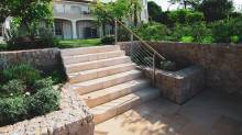 Aménagement extérieur: construction d'un escalier en béton et d'un mur en pierres naturelles - Cannes 06